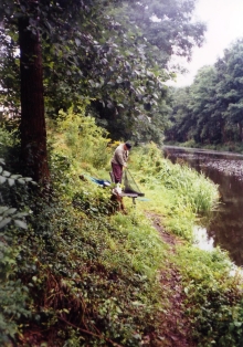 Angler am Alten Malzer Kanal direkt vor dem Grundstück